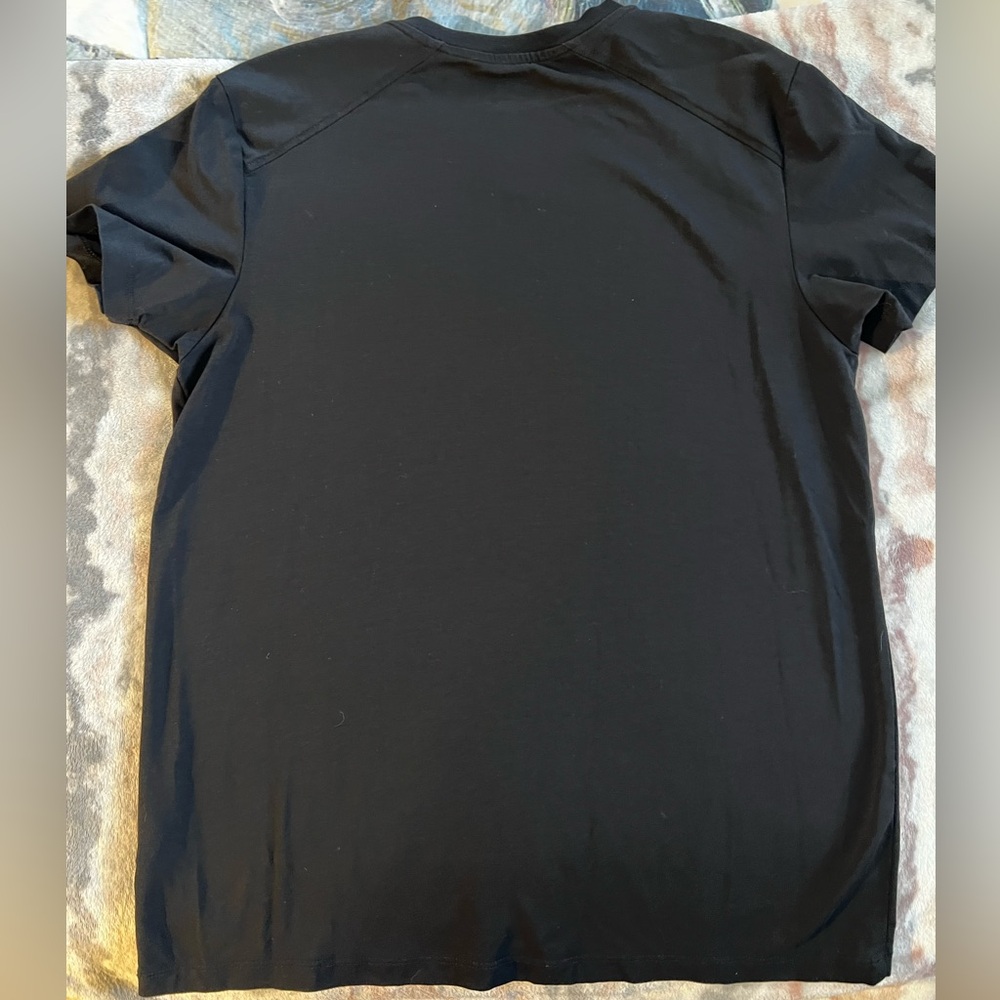 Kenneth Cole Men’s NWOT Black V-Neck T-Shirt - Picture 2 of 4